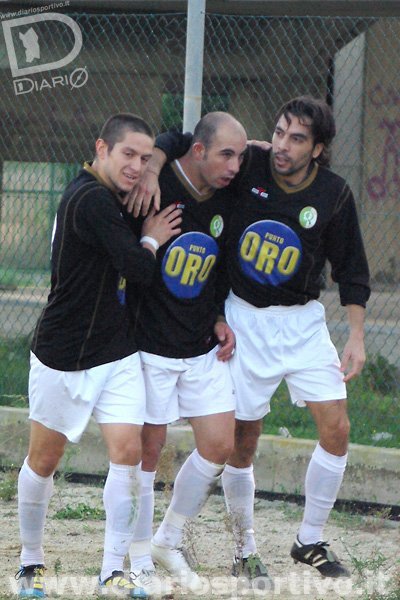Gabriele Concas festeggiato dopo il gol da Picciau e Nieddu